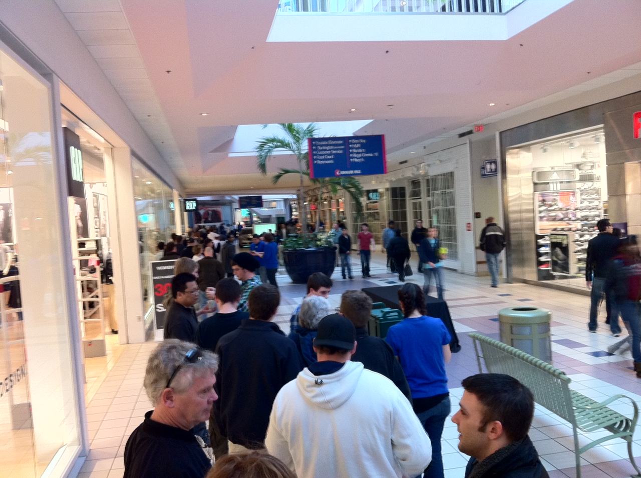 Crowds line up for iPad 2 across the U.S.A. (with photos